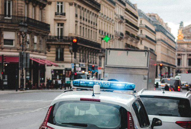 Franta Echipa de fotbal atacata pe teren de tineri inarmati doi jucatori au sarit intr un rau