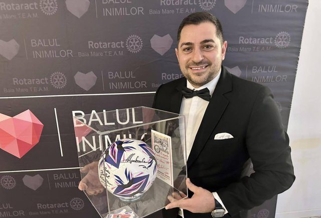 O minge semnata de Helmut Duckadam vanduta cu 15000 lei