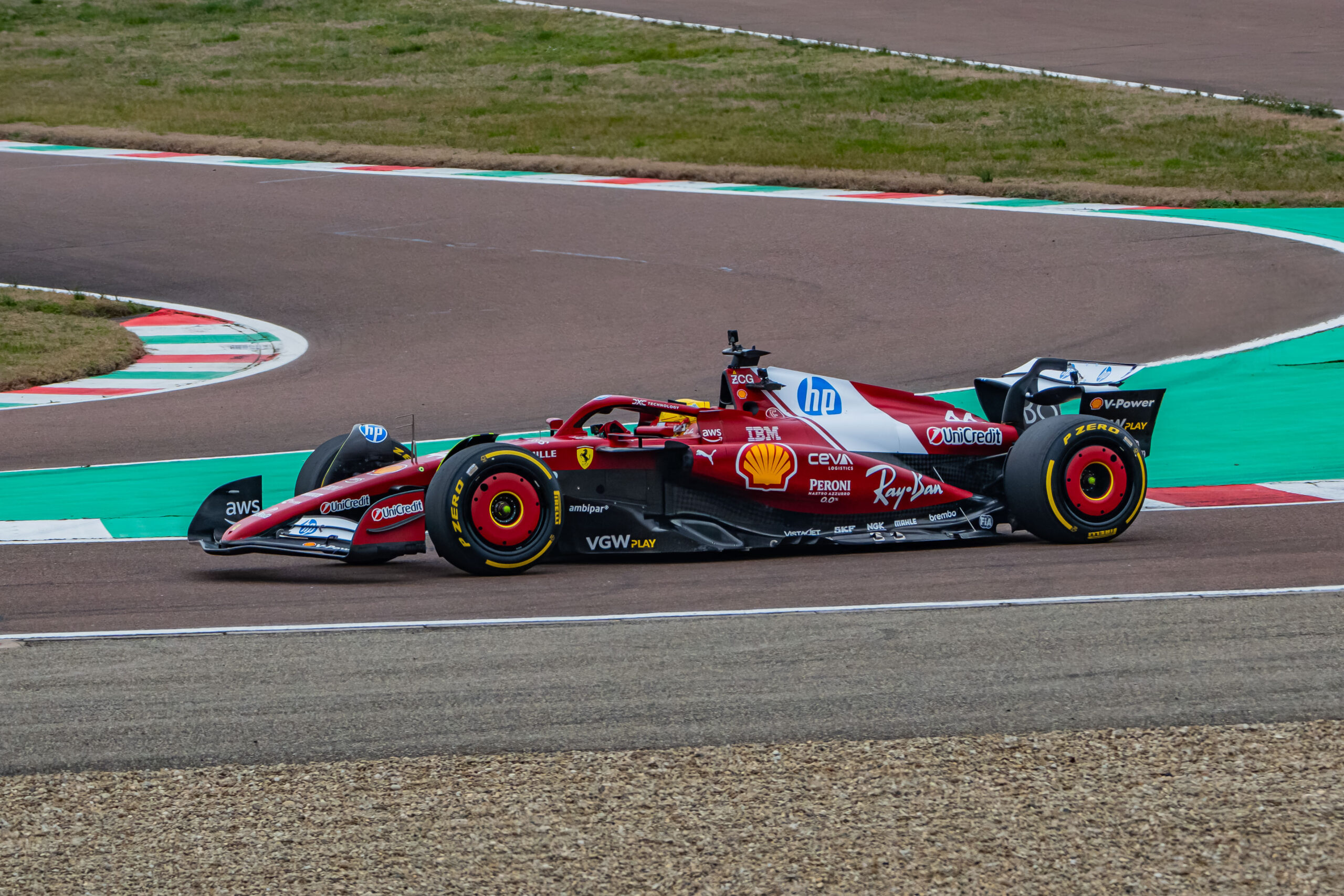 Ferrari se redreseaza dupa un weekend greu Hamilton al patrulea Leclerc al saselea la Imola