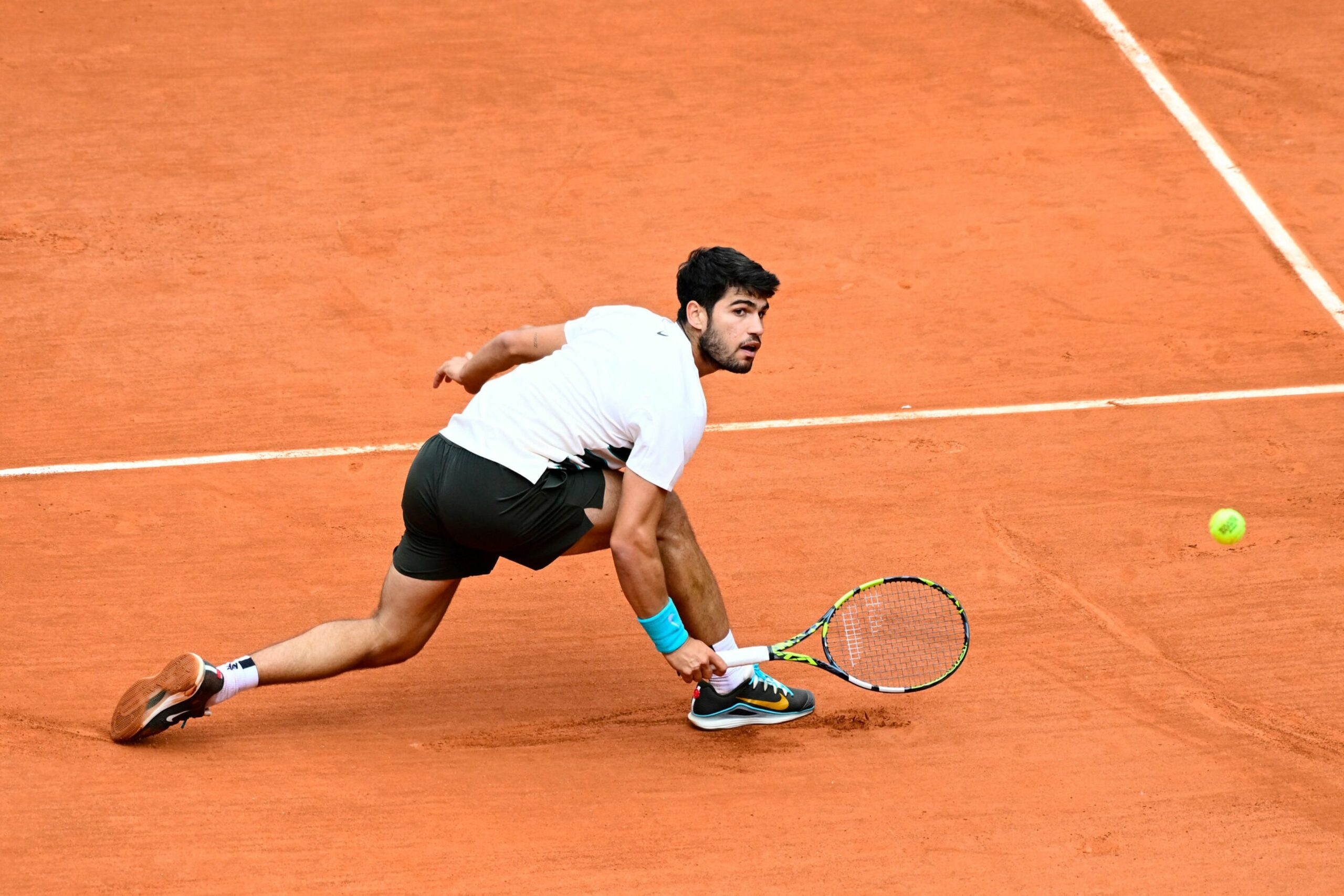 Un pas inainte Alcaraz avanseaza in turul trei la Roland Garros