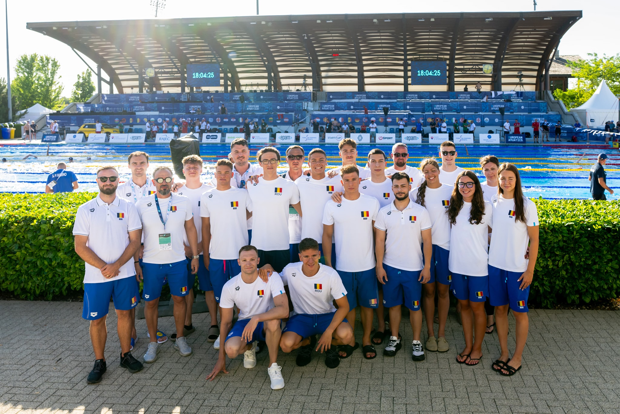 13 sportivi romani participa la Campionatul European de inot