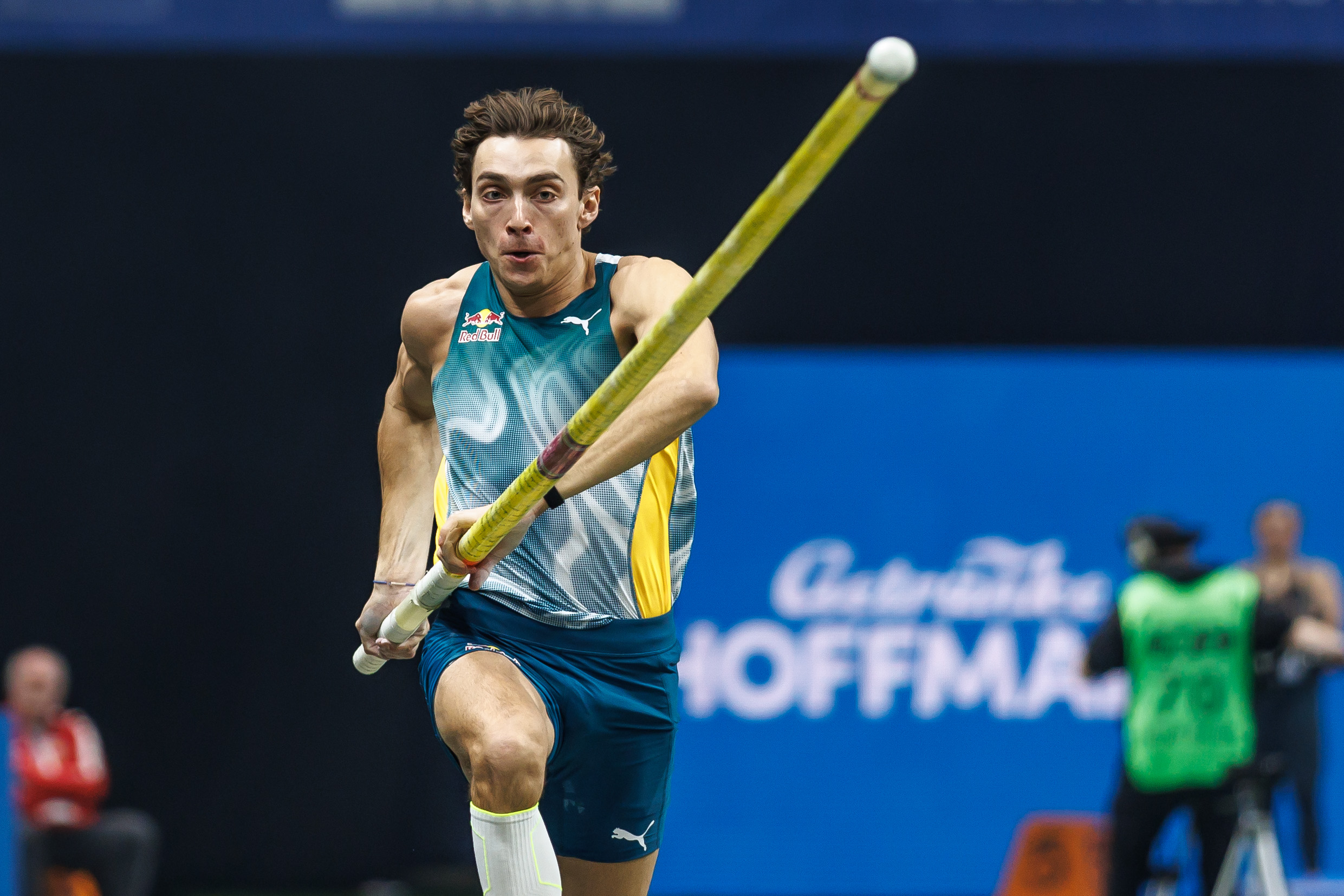 Armand Duplantis stabileste pentru a 12 a oara recordul mondial la saritura cu prajina