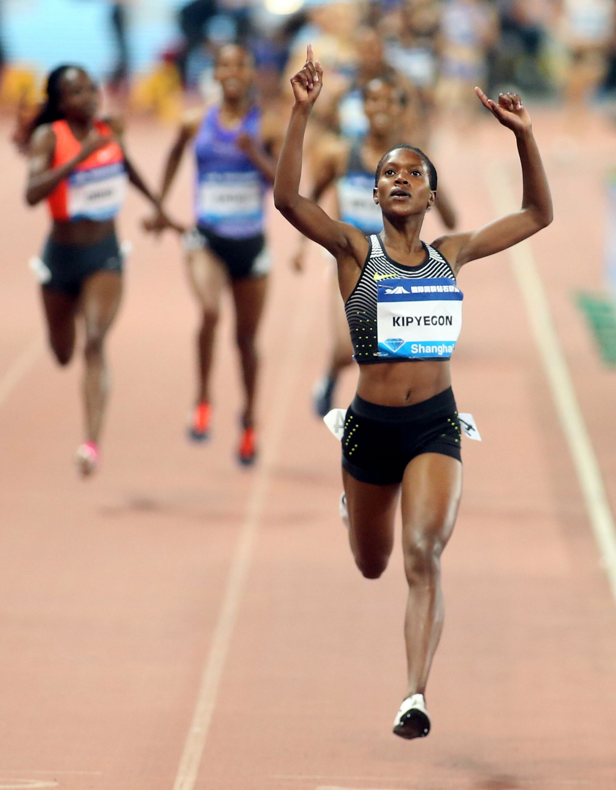 Atleta Faith Kipyegon vizeaza prima femeie sub patru minute pe mila