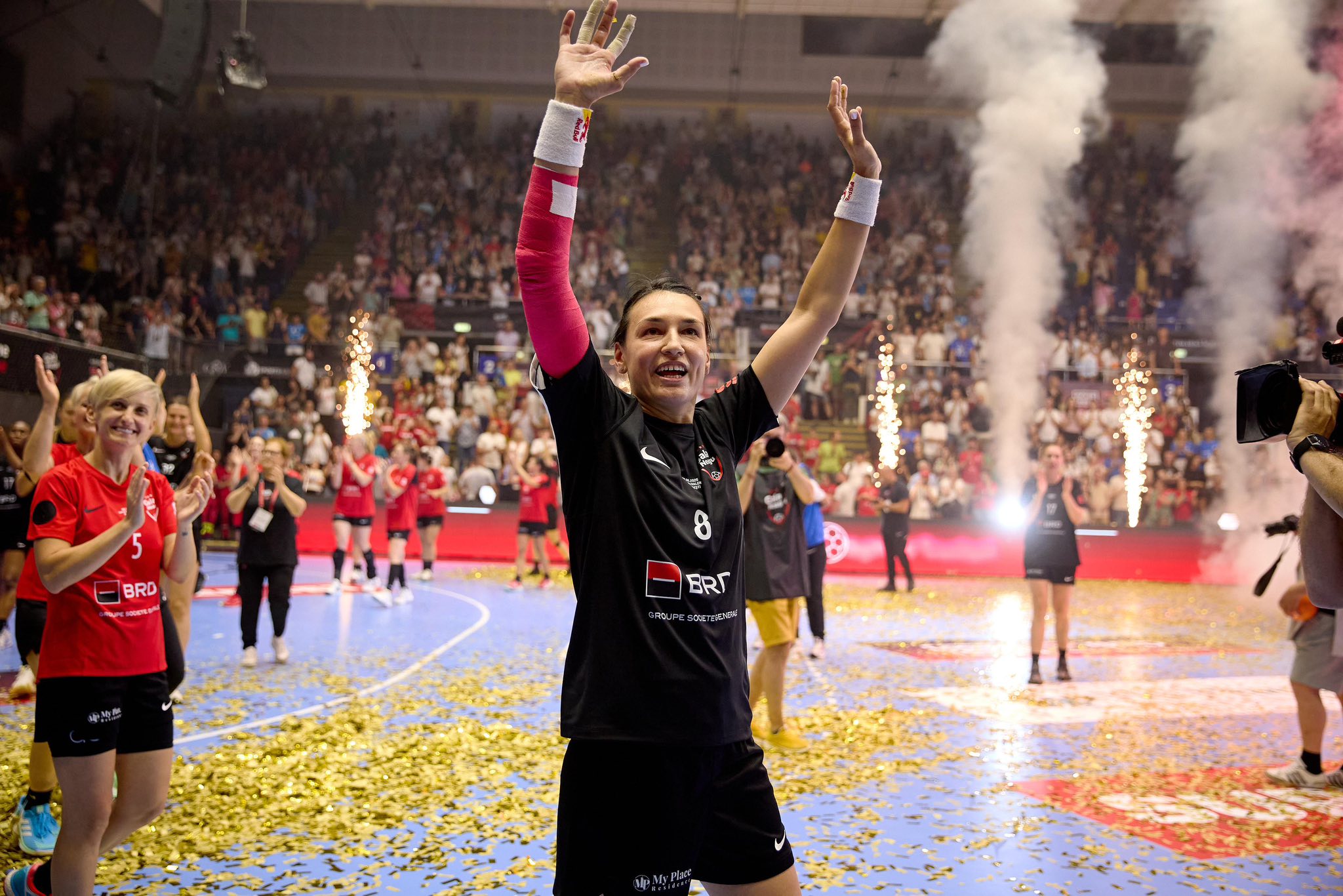 Cristina Neagu si a incheiat cariera cu o gala festiva