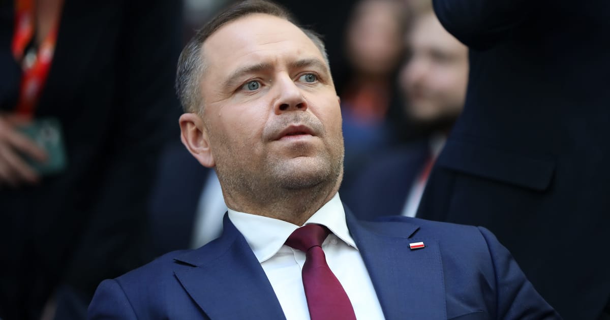 Bataliile huliganilor si afacerile controversate ametinta presedintele Poloniei
