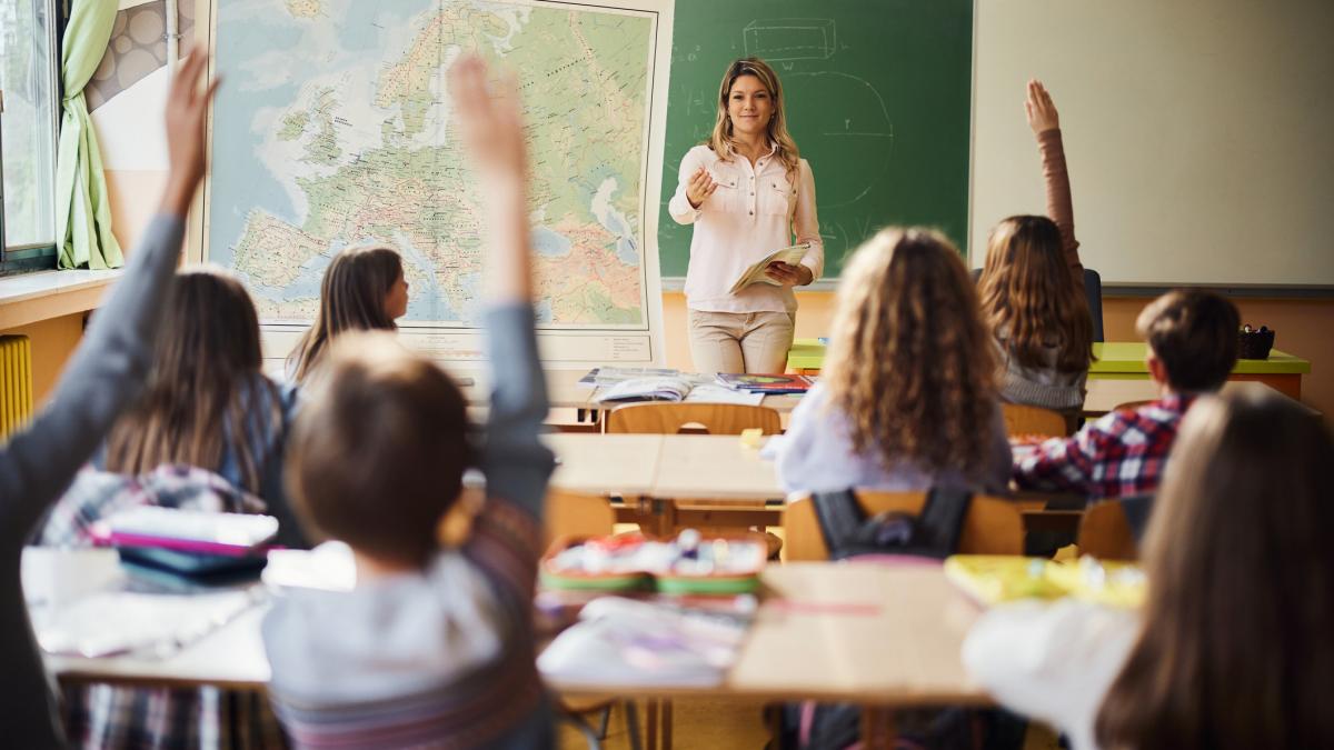 Mesajul lui Ilie Bolojan pentru profesori Mai multa muncaaceleasi recompense