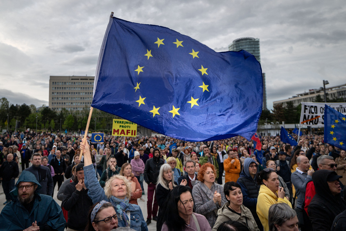 Opinia Kasparov si Landsbergis Viitorul Europei Depinde de Confruntare