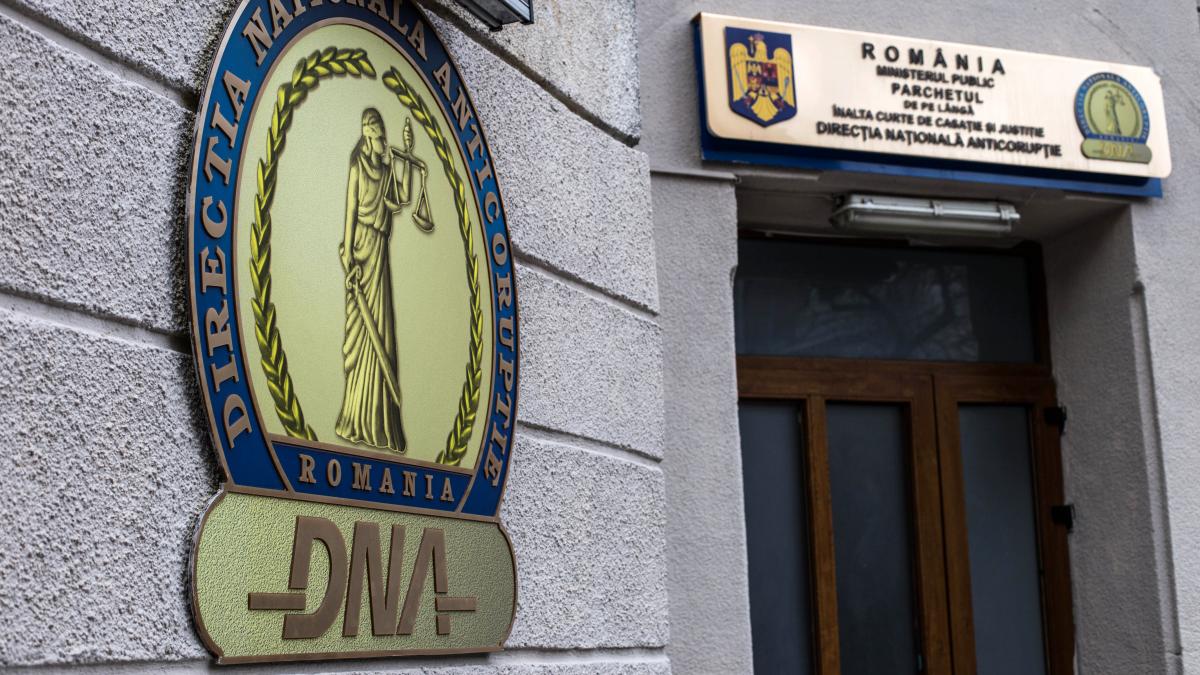 Proteasa acuzat de DNA de abuz in serviciu