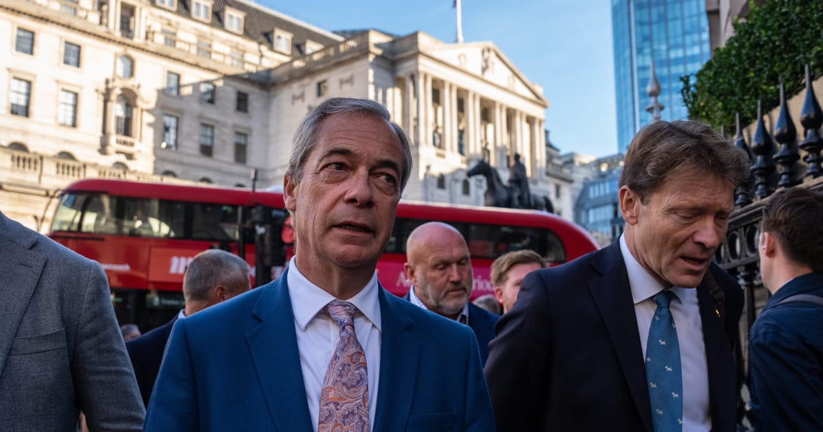 Britanicii cer retragerea lui Nigel Farage de la