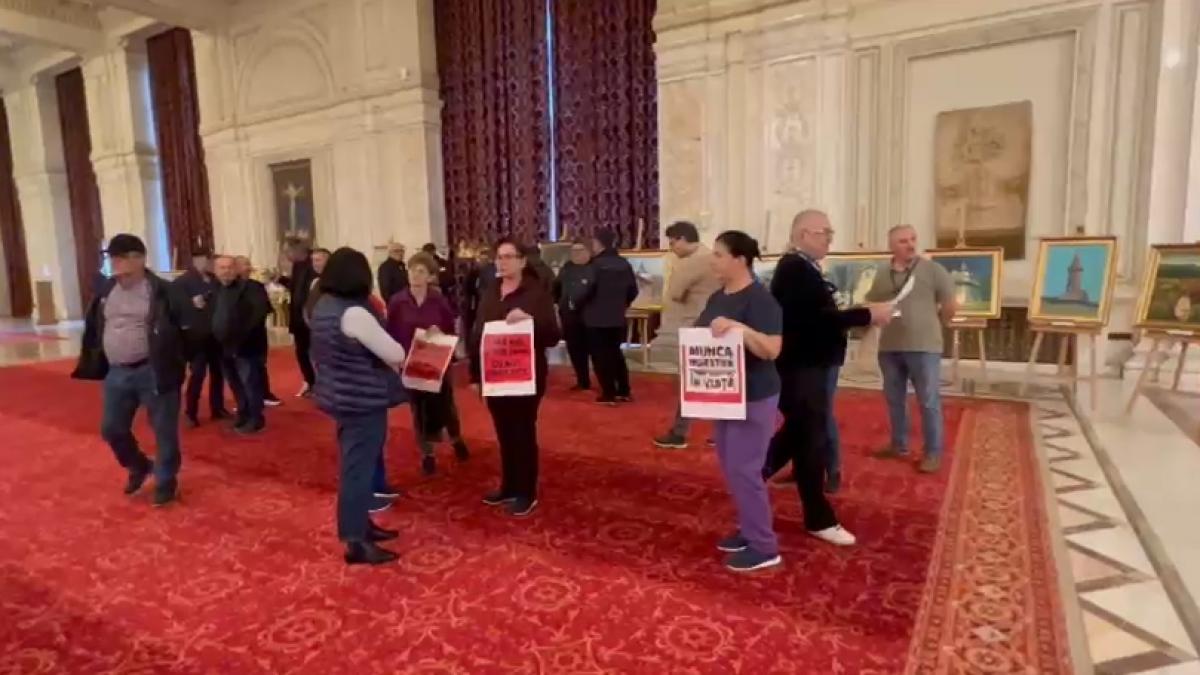 Protest la Parlament inainte de votul pentru austeritate 2