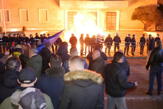 Biroul premierului albanez atacat cu bomba de petrol