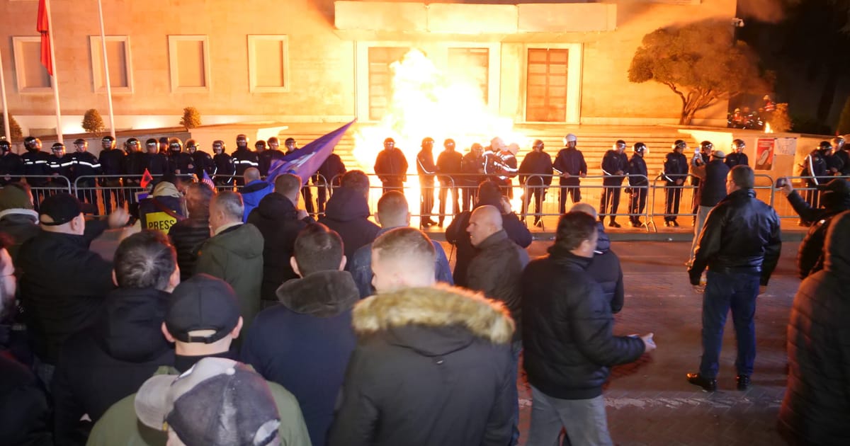 Biroul premierului albanez atacat cu bomba de petrol