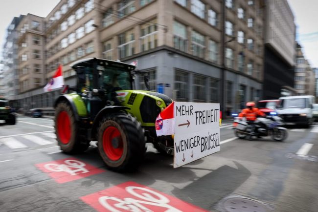 Bruxelles a incercat sa ajute fermierii iar tractoarele au revenit