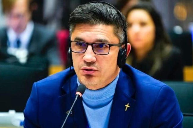 Luis Lazarus Democratia a murit Vom trai in lagare