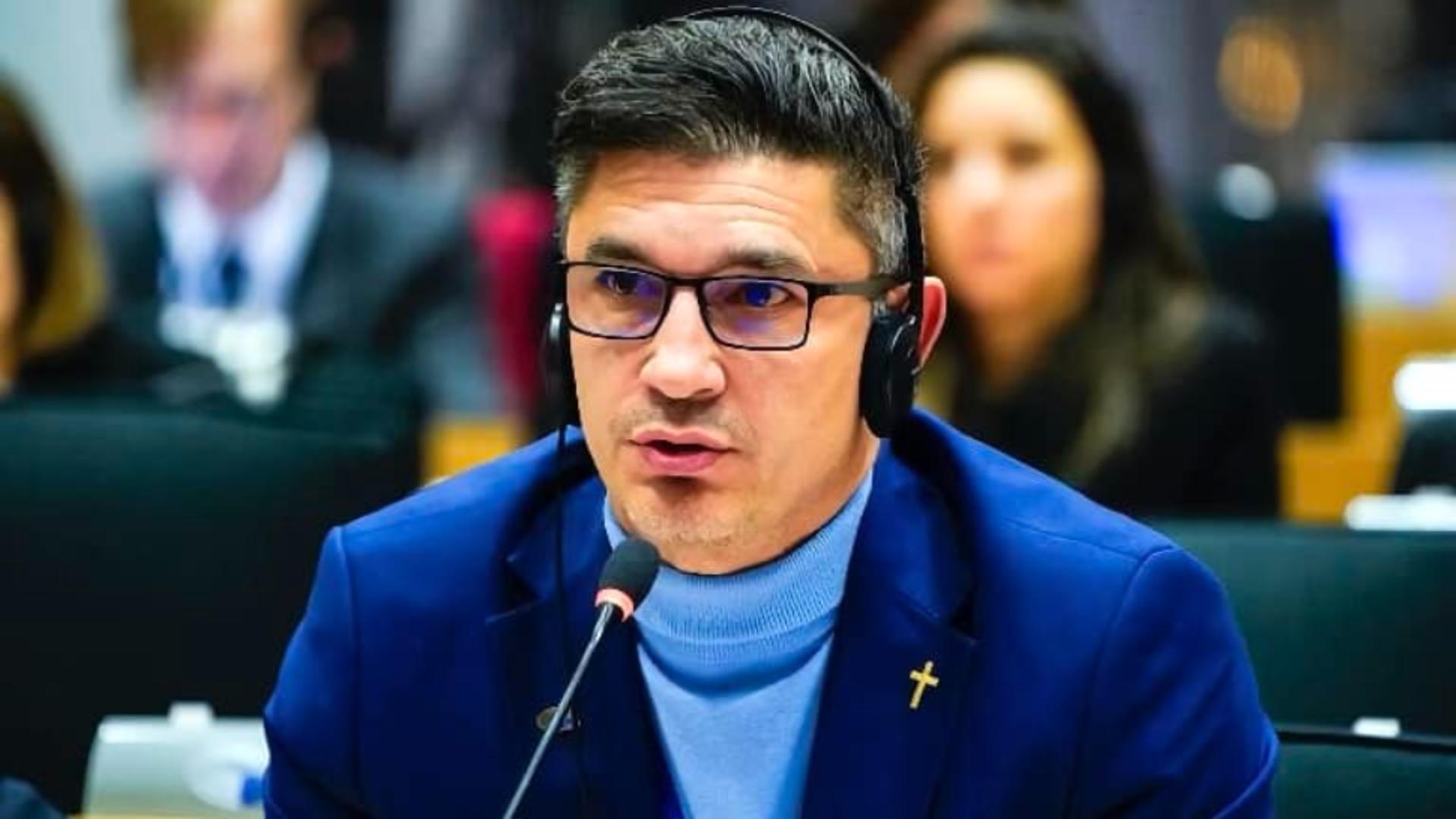 Luis Lazarus Democratia a murit Vom trai in lagare