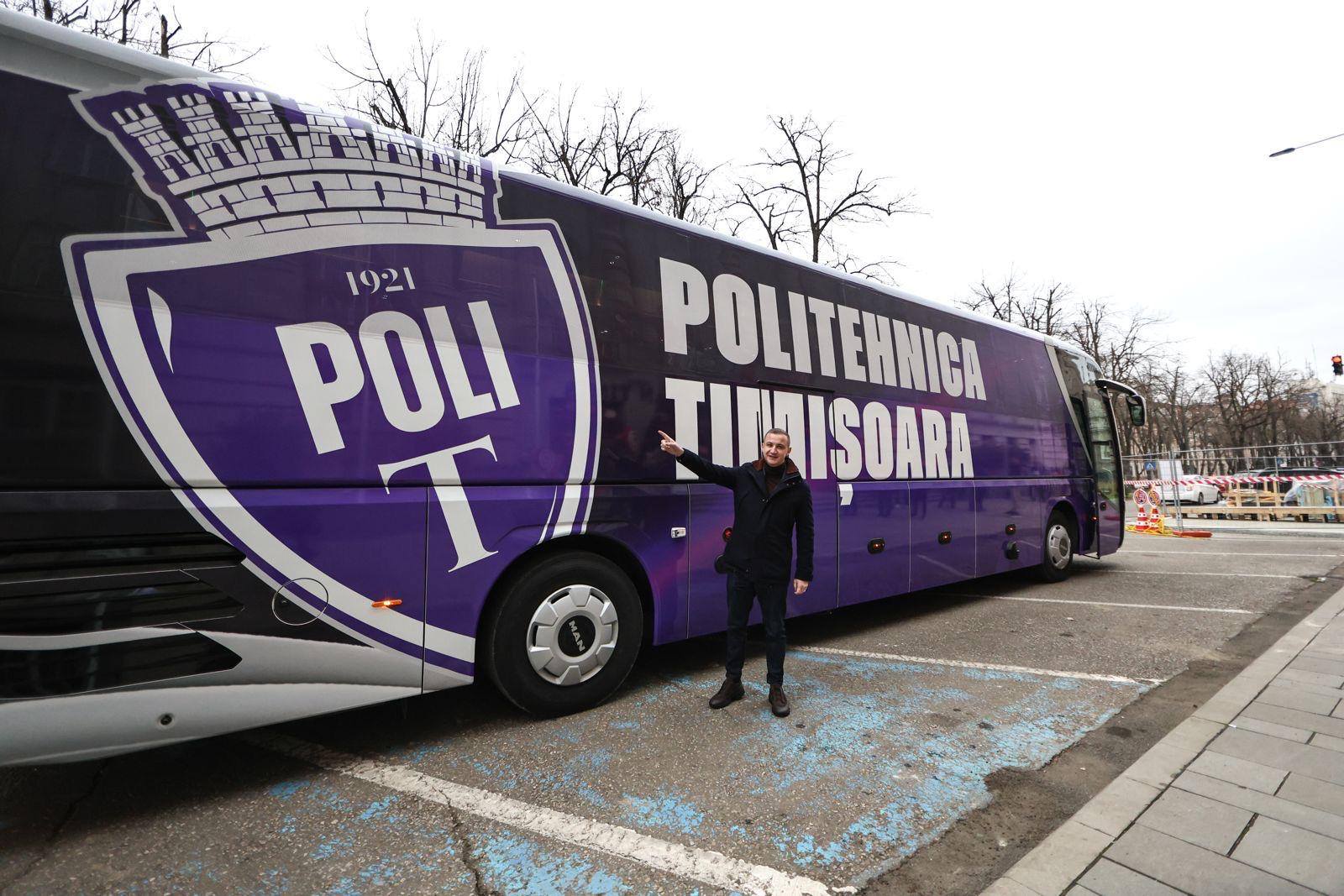 Mos Craciun a venit pentru Poli Timisora cu un autocar modern