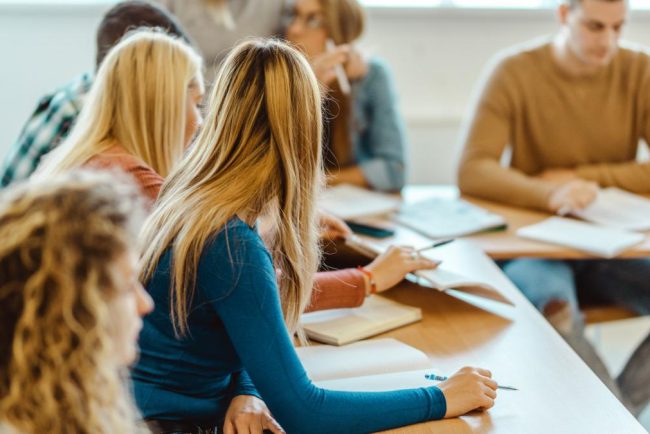 Scandal in Educatie Profesori acuzati de complicitate