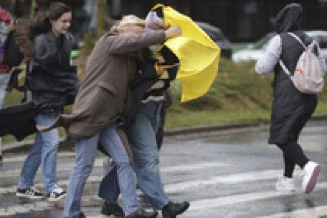 Avertizare ANM Cod galben pentru vant precipitatii si viscol La munte rafaele vor depasi 100 kmh