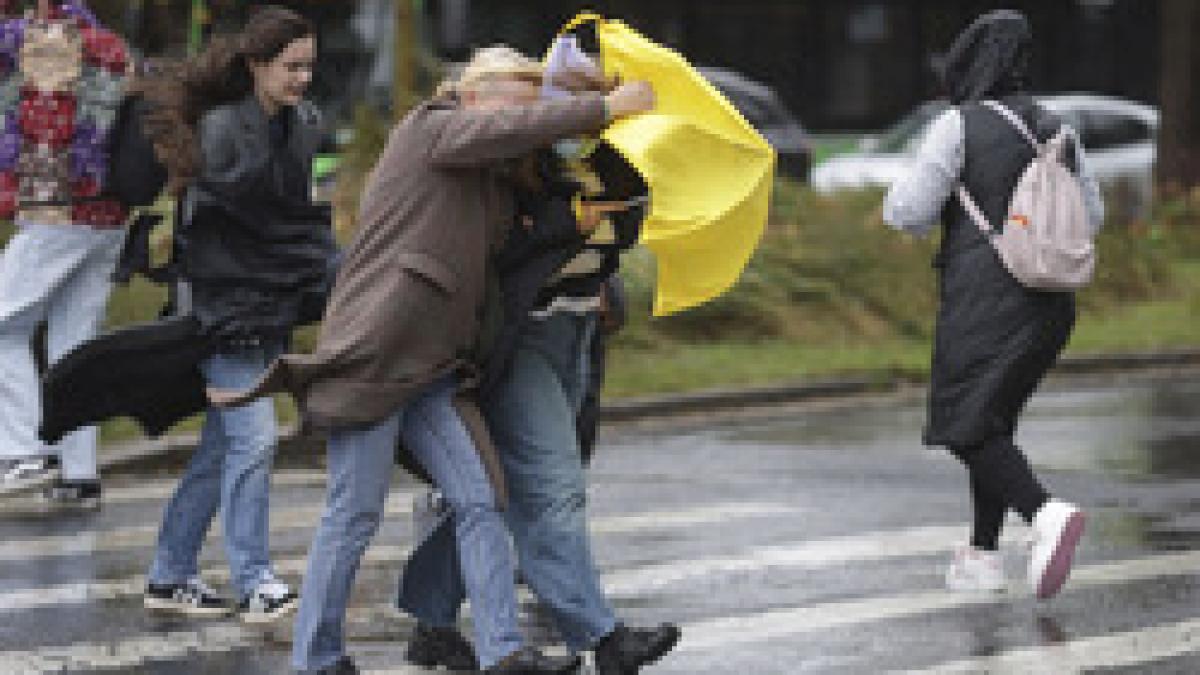 Avertizare ANM Cod galben pentru vant precipitatii si viscol La munte rafaele vor depasi 100 kmh
