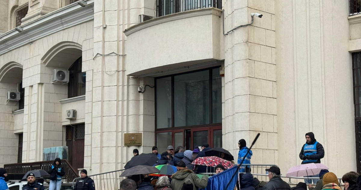 Cine sta in spatele miscarii Valul Democraiei care a incercat sa inunde Parchetul General cu plangeri penale pentru anularea alegerilor