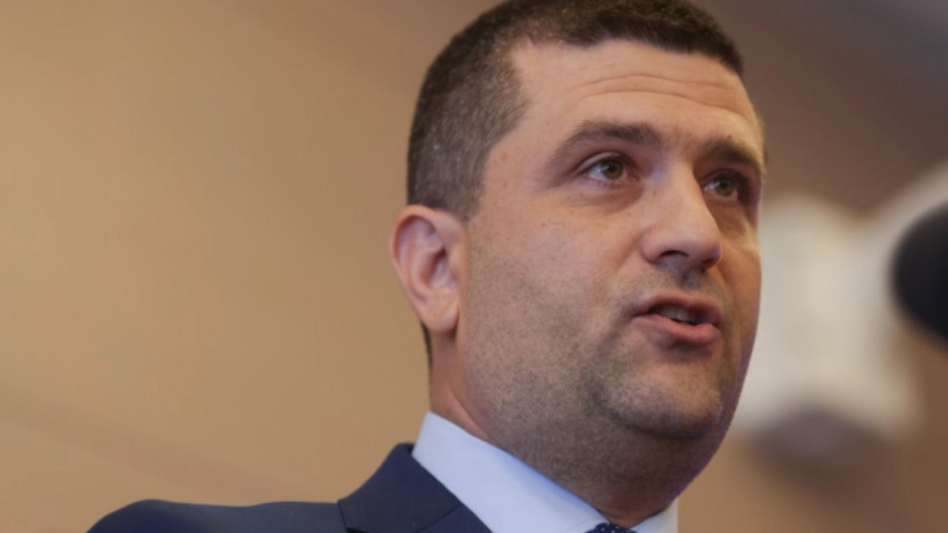 Ministrul Apararii subiectul unei motiuni simple