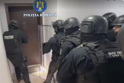 Momentul in care trupele speciale intervin asupra unui barbat care isi ameninta fosta iubita cu