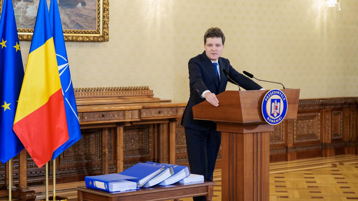 Nicuser Dan are 4 5 nume pentru sefii SRI si SIE