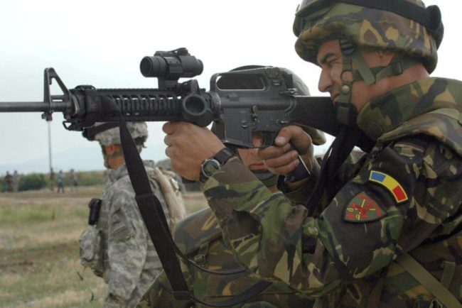 Romanii din rezerva militara primesc trei salarii medii