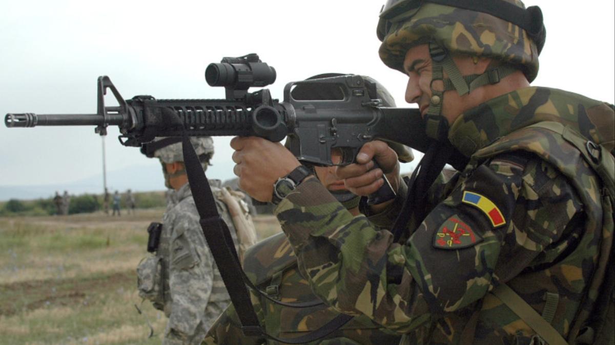 Romanii din rezerva militara primesc trei salarii medii