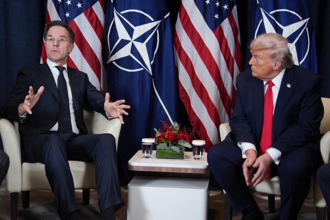 Trump cedeaza Groenlanda