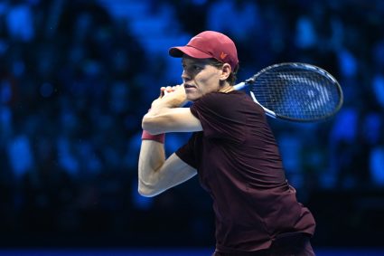 tenis jannik sinner a avut crampe din cauza caniculei dar s a calificat in optimile de finala la australian open
