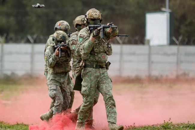 Ce reactie are un soldat roman la vederea unui drone Indicii care sugereaza ca armata Romaniei nu este pregatita pentru