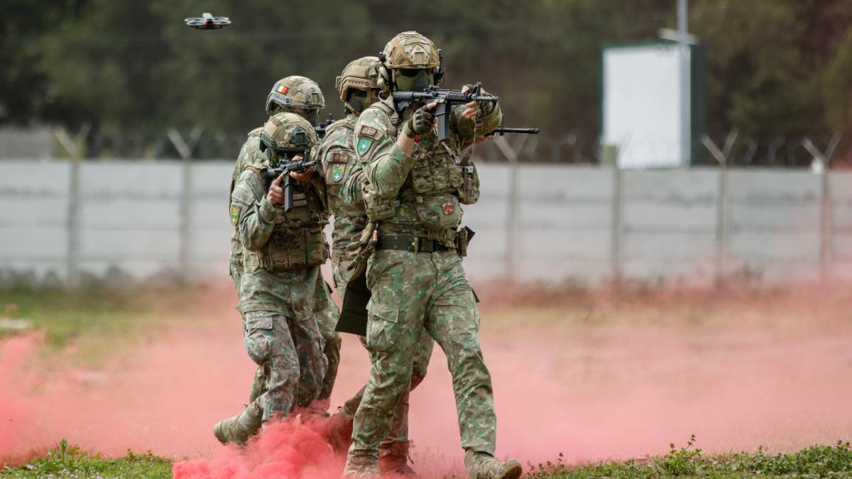 Ce reactie are un soldat roman la vederea unui drone Indicii care sugereaza ca armata Romaniei nu este pregatita pentru