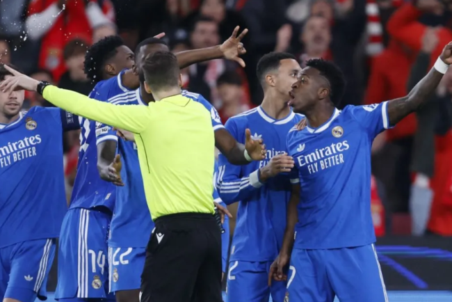 Haos la Benfica si Real Madrid Vinicius acuza un jucator de rasism si paraseste terenul Meciul intrerupt timp de cateva minute
