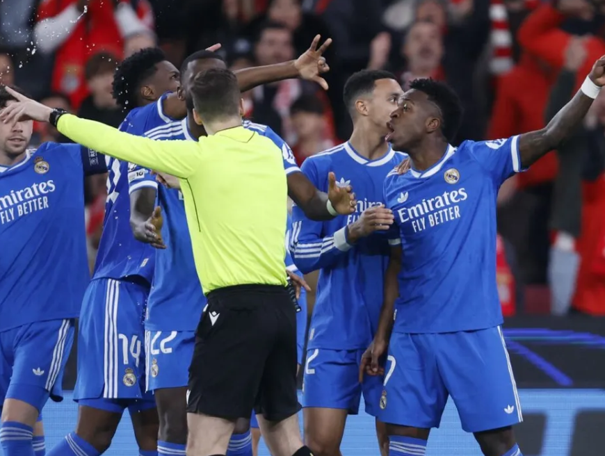 Haos la Benfica si Real Madrid Vinicius acuza un jucator de rasism si paraseste terenul Meciul intrerupt timp de cateva minute