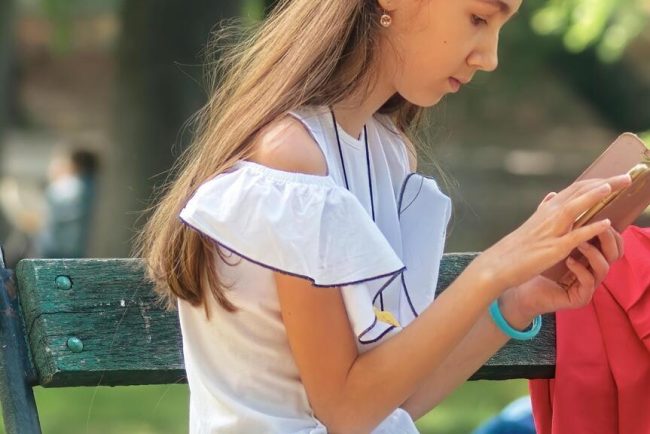 Interzicerea retelelor de socializare pentru adolescentii sub 15 16 ani o masura prin care ne am ascunde doar de problemele reale interviu cu Vlad Zaha