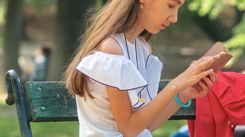 Interzicerea retelelor de socializare pentru adolescentii sub 15 16 ani o masura prin care ne am ascunde doar de problemele reale interviu cu Vlad Zaha