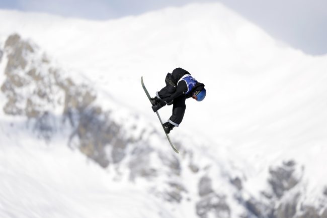 Milano Cortina 2026 Chinezul Su Yiming castiga medalie de aur la snowboard chiar de ziua sa Prima medalie de aur a Chinei la JO 2026