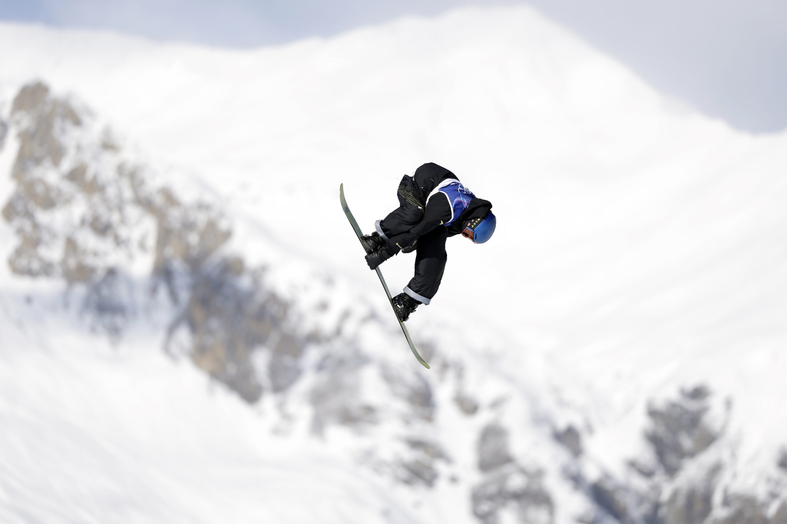 Milano Cortina 2026 Chinezul Su Yiming castiga medalie de aur la snowboard chiar de ziua sa Prima medalie de aur a Chinei la JO 2026