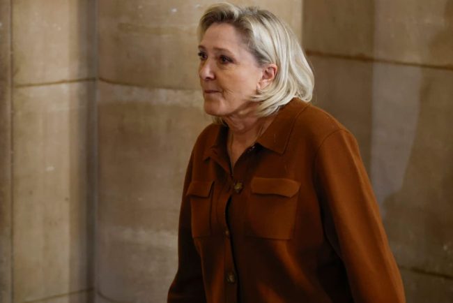Procurorii cer pastrarea interdictiei electorale de 5 ani pentru Marina Le Pen