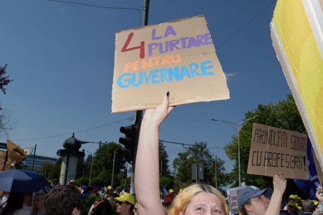 Profesorii si studentii protesteaza impotriva masurilor de austeritate impuse de Guvernul Bolojan