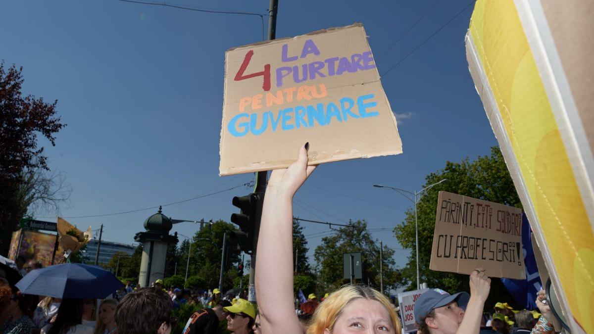 Profesorii si studentii protesteaza in strada impotriva masurilor de austeritate aplicate de Guvernul Bolojan