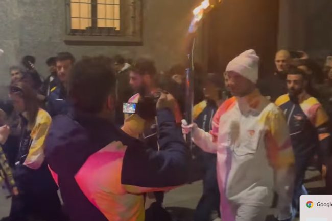 moment legendar cristi chivu duce tora olimpica pentru jocurile olimpice de iarna de la milano cortina