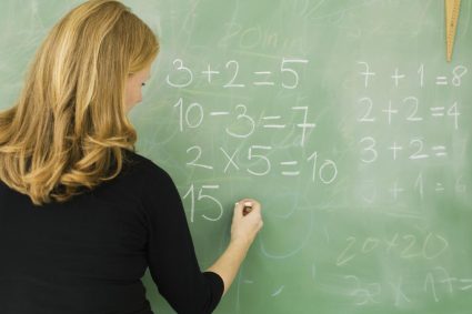 Aproape 400 de profesori au renuntat la functii dupa implementarea Legii Bolojan care a modificat structura normelor