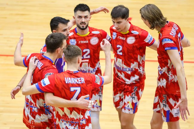 CSA Steaua pierde in fata Craiovei dar ramane pe primul loc in campionatul masculin de volei Arcada reduce diferenta la 3 puncte