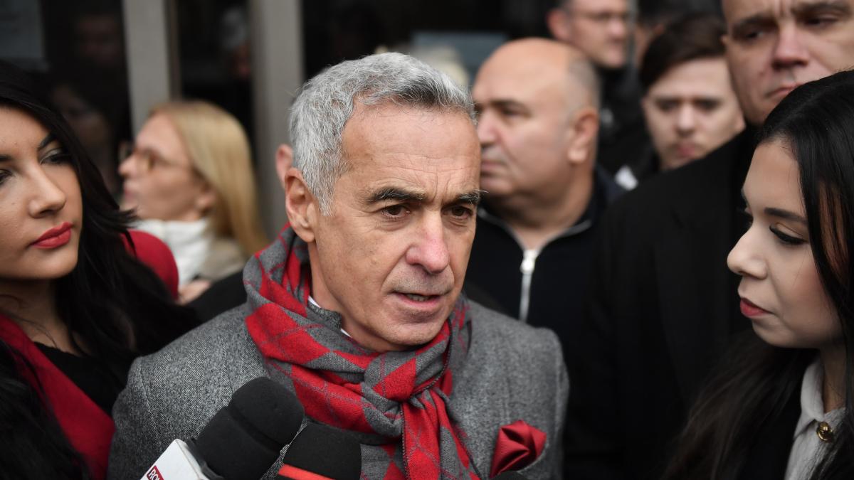 Calin Georgescu a recitat Catelus cu parut cret la iesirea de la audierile judiciare