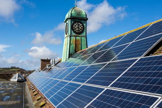 Contract solar acordat unei companii conduse de fratele unui inalt functionar DESNZ