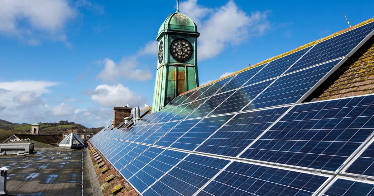 Contract solar acordat unei companii conduse de fratele unui inalt functionar DESNZ