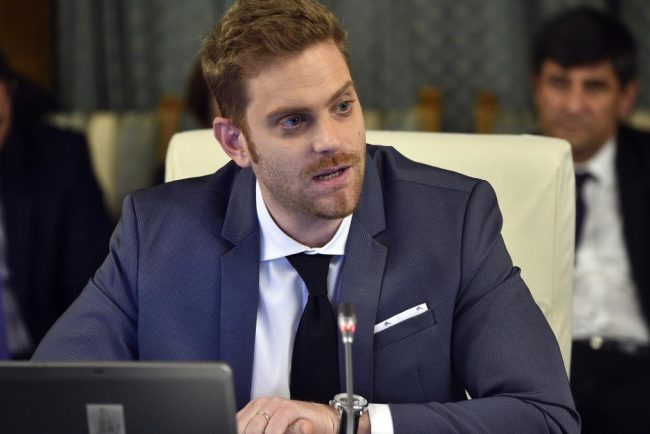 Fostul ministru Ilan Laufer aflat pe trotineta impreuna cu gemenii sai a suferit un accident provocat de