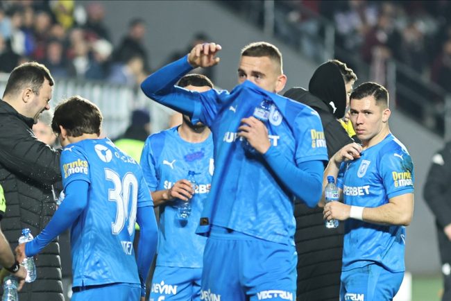 Incident la meciul Rapid Bucuresti Universitatea Craiova partida suspendata timp de 3 minute